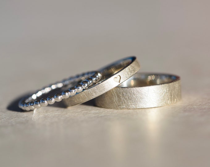 Wedding ring set in white gold with ball ring and engraved heart