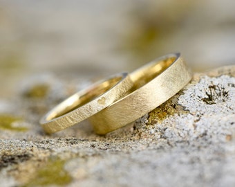 Gold wedding rings with engraved heart