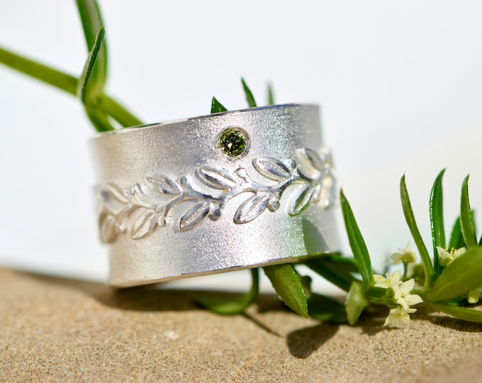 Wide silver ring with green diamond and leaf tendril I floral design I handmade I sustainable I natural jewelry I gift for woman