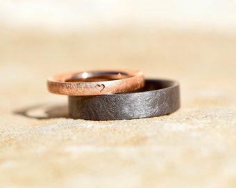 Trauringe aus Tantal und Rotgold mit gehämmerter Oberfläche und Herz