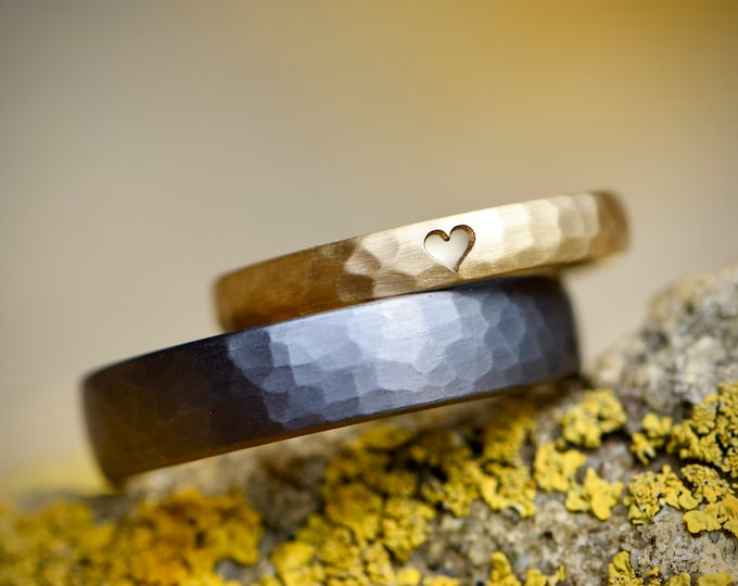Wedding rings black made of tantalum and gold with hammer finish and heart