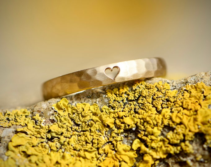 Golden engagement ring hammered with heart