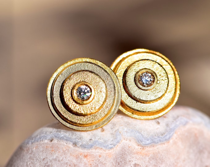 Golden earrings with diamonds