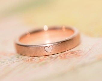 Bague de fiançailles en or rose mat avec un coeur