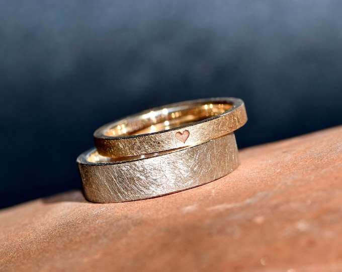 Simple wedding rings in rose and white gold with engraved heart