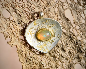 Opal jewelry choker made of stainless steel with pendant made of silver and fine gold