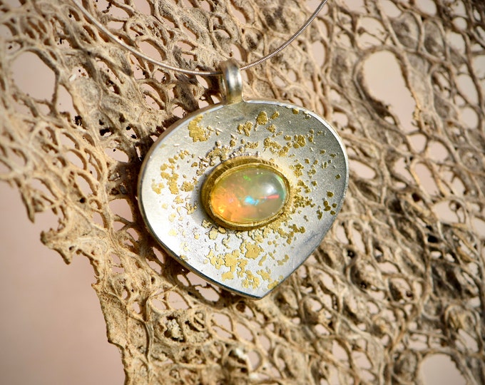 Opal jewelry choker made of stainless steel with pendant made of silver and fine gold