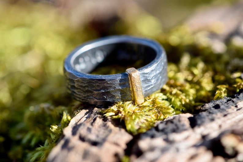 Bague noire en argent martelé d'or rose image 9