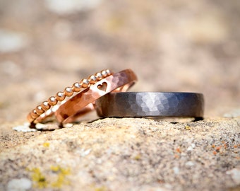 Wedding ring set in tantalum and pink gold with a hammer finish, a heart and a ball ring