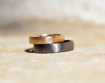 Trauringe aus Tantal und Roségold mit gehämmerter Oberfläche und Herz