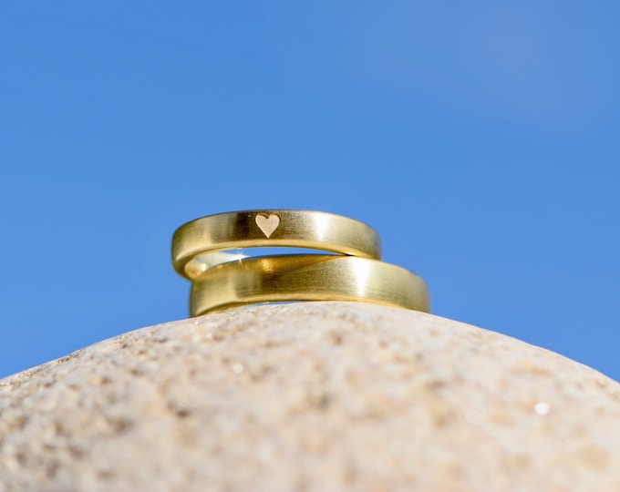 Gold matt rings, classic and simple with heart engraving for women and men