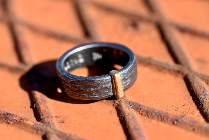 Bague noire en argent martelé d'or rose image 4