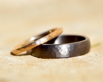 Schwarze Eheringe aus Tantal und Roségold gehämmert mit Diamant
