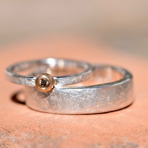 Alianças de casamento marteladas com ouro rosa e diamante