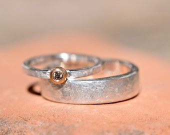 Wedding rings hammered with rose gold and diamond