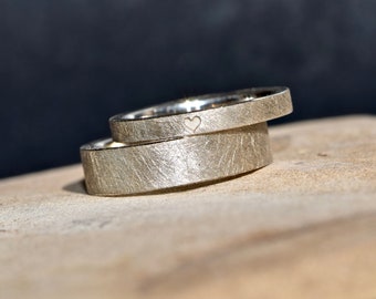 Simple wedding rings in white gold with an engraved heart