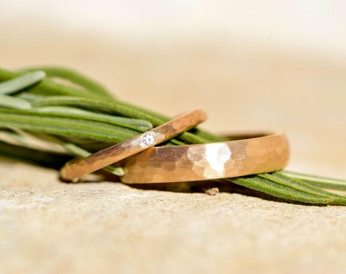 Wedding ring made of rose gold hammered with diamond