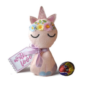Unicorn Egg Cover, Creme Egg, Cosy, With Tag, Unicorn Egg Cover, Huevo de chocolate, Archivo de bordado digital, 4x4