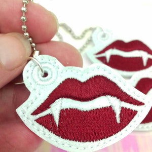 DIGITAL PATTERN, 4 x Halloween Vampire Zip charm, Vampire Lip Zip Pull, Luscious Vampire Lips, Bag charm, ITH, 4x4