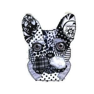 Puede incluir: Cabeza de bulldog francés de tela patchwork en blanco y negro. La tela está hecha de diferentes patrones, incluyendo lunares, rayas y diseños florales.
