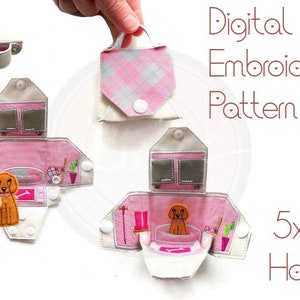 Puede incluir: Patrón de bordado digital para un aro de 5x7, que presenta una casa para perros rosa y blanca con un perro dentro. El patrón incluye un perro, un hueso, botas y plantas.