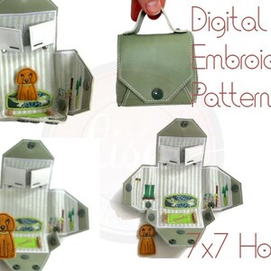 Puede incluir: Patrón de bordado digital para un pequeño bolso verde en forma de caja con un perro y otros detalles. El patrón está diseñado para un aro de 7x7.
