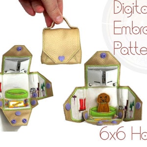 Puede incluir: Patrón de bordado digital para un aro de 6x6 cm, que presenta una pequeña casa para perros con un perro dentro, un hueso para perros, un cuenco para perros y un par de botas rojas. La casa está hecha de tela beige con detalles morados.