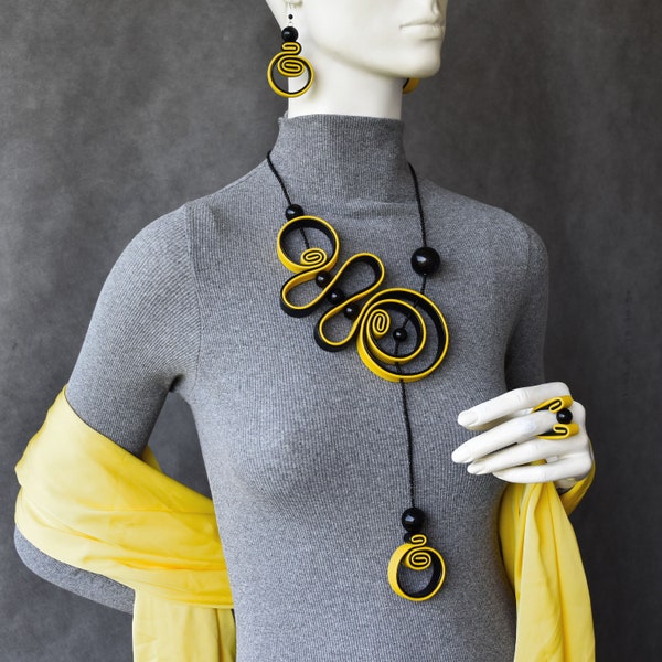 Collar negro espiral boho con acento amarillo, collar llamativo, collar contemporáneo, collar inusual. Collar o conjunto babero