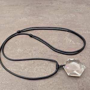 Collar con colgante de cuarzo transparente: gema natural brasileña, estrella de David hexagonal. imagen 4