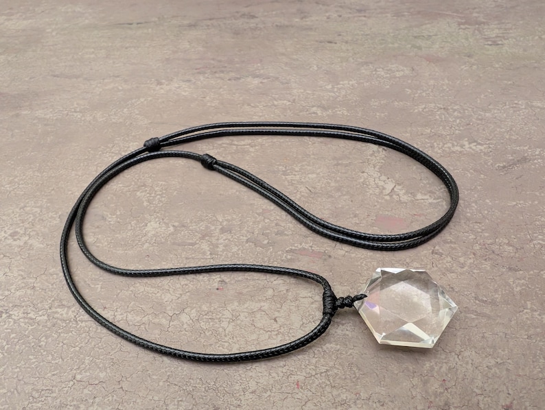 Collar con colgante de cuarzo transparente: gema natural brasileña, estrella de David hexagonal. imagen 4