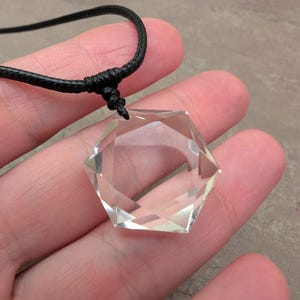 Collar con colgante de cuarzo transparente: gema natural brasileña, estrella de David hexagonal. imagen 5