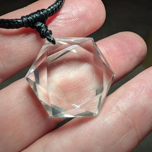 Collar con colgante de cuarzo transparente: gema natural brasileña, estrella de David hexagonal. imagen 7