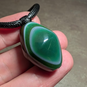Halsband med hänge i grön agat, naturlig mongolisk agat-talismanamulett