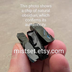 K&ouml;nnte beinhalten: Nahaufnahme einer Hand, die mehrere St&uuml;cke schwarzen Obsidians h&auml;lt. Der Obsidian ist gl&auml;nzend und hat ein glasartiges Aussehen. Der Text "mistset.etsy.com" ist auf dem Bild sichtbar.