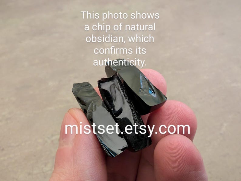 K&ouml;nnte beinhalten: Nahaufnahme einer Hand, die mehrere St&uuml;cke schwarzen Obsidians h&auml;lt. Der Obsidian ist gl&auml;nzend und hat ein glasartiges Aussehen. Der Text "mistset.etsy.com" ist auf dem Bild sichtbar.