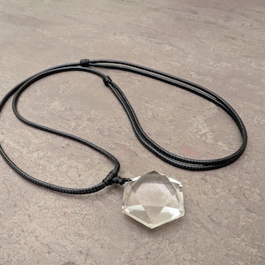 Collar con colgante de cuarzo transparente: gema natural brasileña, estrella de David hexagonal. imagen 1
