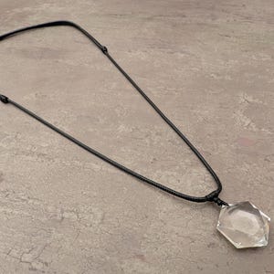 Collar con colgante de cuarzo transparente: gema natural brasileña, estrella de David hexagonal. imagen 3