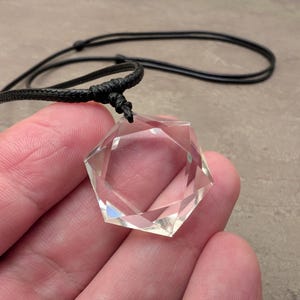 Collar con colgante de cuarzo transparente: gema natural brasileña, estrella de David hexagonal. imagen 2