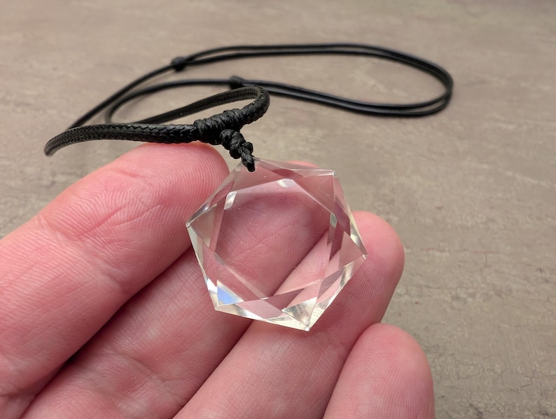Collar con colgante de cuarzo transparente: gema natural brasileña, estrella de David hexagonal. imagen 2