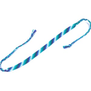 Puede incluir: Un brazalete de amistad azul, verde y blanco con un patr&oacute;n de rayas diagonales.