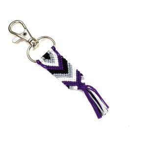 Drapeau de la fierté asexué, demi-sexuel et demi-romantique dans un porte-clés tissé