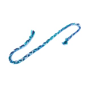 Puede incluir: Un cord&oacute;n trenzado con hilos azules, verdes y blancos. El cord&oacute;n est&aacute; atado en ambos extremos.