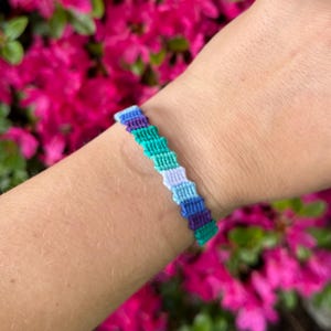 Pulsera hecha a mano con la bandera del orgullo gay: Pulsera de macramé para la amistad