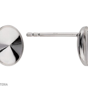 Pode incluir: Um par de brincos de prata com um pino e uma face plana em forma oval. Os brincos são altamente reflexivos, com um acabamento polido. O design é simples e minimalista, adequado para o uso diário. Fundo branco.