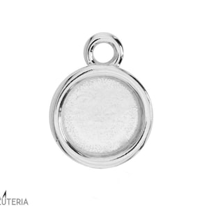 Op de afbeelding: Zilverkleurige hanger met een cirkelvormige zetting en een lus voor een ketting. De zetting is ontworpen om een kleine, ronde inzet te bevatten. De hanger heeft een gepolijst, reflecterend oppervlak.