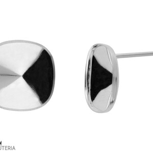 Pode incluir: Um par de brincos de prata polida. Cada brinco tem uma forma quadrada e arredondada com uma superfície reflexiva. A haste é uma haste fina e reta de prata. Os brincos são exibidos em um fundo branco.