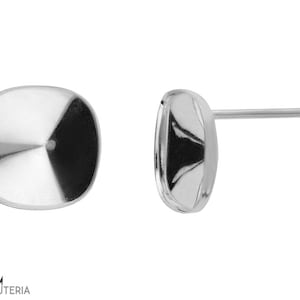 Pode incluir: Um par de brincos quadrados prateados. Os brincos têm uma superfície polida e reflexiva e um fecho de pino. Os brincos são exibidos em um fundo branco, destacando seu design minimalista.