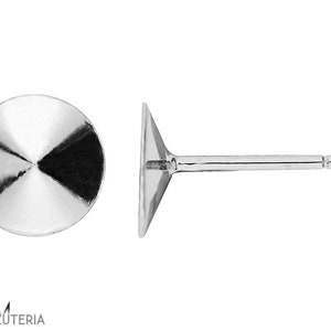 Pode incluir: Um par de brincos de prata. Um brinco é mostrado de frente, exibindo uma superfície circular reflexiva com um padrão radial. O outro brinco é mostrado em perfil, revelando um pino e um suporte. Os brincos estão em um fundo branco.