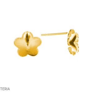 Pode incluir: Um par de brincos de botão dourados em forma de flor. Um brinco é mostrado de frente e o outro de lado, mostrando o pino. Os brincos têm uma superfície brilhante e reflexiva. Os brincos estão em um fundo branco.