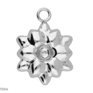 Silver 925 embossed flower charm pendant W 170 1 piece imagen 1